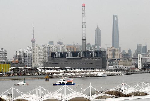 4月2日,巨型氣溫計(jì)造型的世博氣象景觀塔聳立在上海黃浦江畔。 近日,由原上海南市發(fā)電廠165米高的煙囪改建而成的上海世博會(huì)氣象景觀塔開始進(jìn)行設(shè)備和燈光調(diào)試,即將以全新形象亮相上海世博園區(qū)。據(jù)介紹,這個(gè)溫度計(jì)造型的氣象景觀塔位于黃浦江畔的世博城市最佳實(shí)踐區(qū),將成為氣象預(yù)報(bào)和氣象預(yù)警的新型平臺(tái)。 新華社發(fā)
