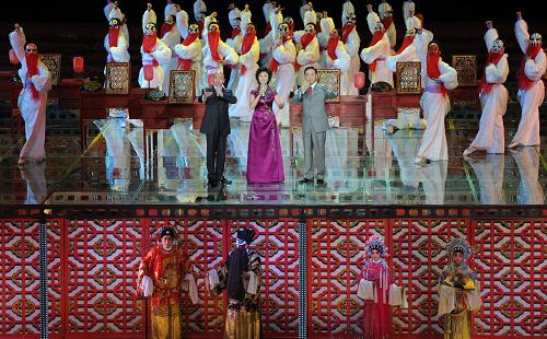 5月10日,于魁智(上左)、李勝素(上中)、孟廣祿(上右)等在開幕式上表演京劇《欣逢盛世滿目春》。 當(dāng)日,第九屆中國藝術(shù)節(jié)在廣州開幕。中國藝術(shù)節(jié)是中國規(guī)模最大、規(guī)格最高、最具影響力的藝術(shù)盛會。本次“九藝節(jié)”還將開展第十三屆“文華獎”和第十五屆“群星獎”評選活動。 新華社記者 盧漢欣 攝