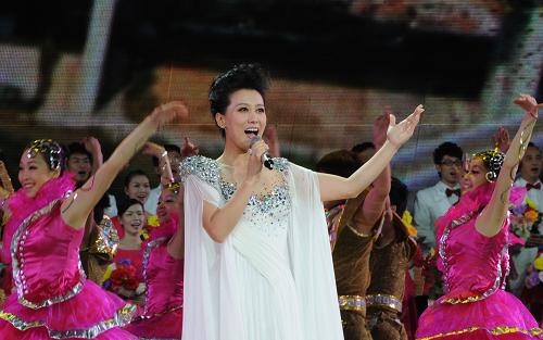5月10日,譚晶在開幕式上演唱《中國之約》。 當(dāng)日,第九屆中國藝術(shù)節(jié)在廣州開幕。中國藝術(shù)節(jié)是中國規(guī)模最大、規(guī)格最高、最具影響力的藝術(shù)盛會。本次“九藝節(jié)”還將開展第十三屆“文華獎”和第十五屆“群星獎”評選活動。 新華社記者 盧漢欣 攝