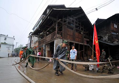 湖南溆浦:救災(zāi)工作積極展開 5月15日,救災(zāi)人員準(zhǔn)備為當(dāng)?shù)鼐用袂逵佟?5月12日以來,湖南省懷化市溆浦縣普降大到暴雨,造成嚴(yán)重的洪澇災(zāi)害,溆浦縣善溪鄉(xiāng)因道路橋梁被山洪沖斷而與外界隔絕。洪災(zāi)發(fā)生后,當(dāng)?shù)馗骷壵畣?dòng)緊急預(yù)案,與群眾一道積極投入救災(zāi)工作。 新華社記者 趙眾志 攝