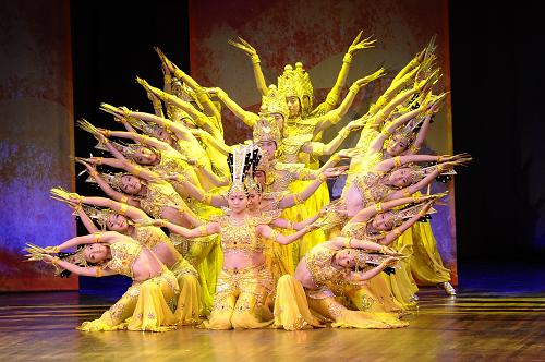 6月6日,應(yīng)美國國際特殊藝術(shù)協(xié)會(huì)邀請(qǐng),中國殘疾人藝術(shù)團(tuán)以經(jīng)典舞蹈“千手觀音”亮相美國肯尼迪藝術(shù)中心,并將在美國東部進(jìn)行大型音樂舞蹈《我的夢》作品六的巡演。 新華社記者蔣國鵬攝