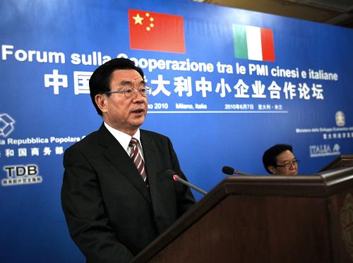 賀國(guó)強(qiáng)出席中意中小企業(yè)合作論壇并發(fā)表演講 當(dāng)?shù)貢r(shí)間6月7日上午,中共中央政治局常委、中央紀(jì)委書(shū)記賀國(guó)強(qiáng)在米蘭出席中意中小企業(yè)合作論壇并發(fā)表題為《深化交流合作 實(shí)現(xiàn)互利雙贏》的主旨演講。 新華社記者劉建生攝