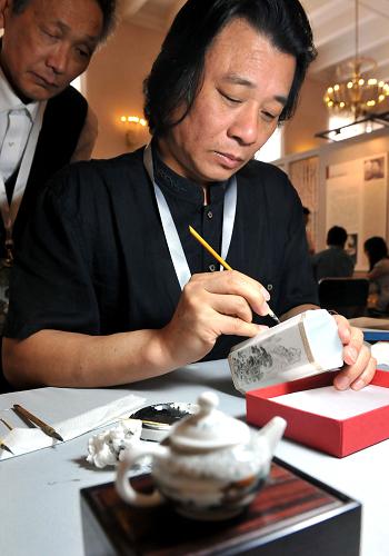 中國非物質(zhì)文化遺產(chǎn)百名工藝美術(shù)大師技藝展在京舉行 6月9日,汕頭陶瓷微書代表性傳承人王芝文現(xiàn)場展示陶瓷微書技藝。 當(dāng)日,為迎接即將到來的我國第五個(gè)文化遺產(chǎn)日,由文化部主辦的“巧奪天工——中國非物質(zhì)文化遺產(chǎn)百名工藝美術(shù)大師技藝大展”在北京展覽館開幕,來自全國各地的百余位非物質(zhì)文化遺產(chǎn)項(xiàng)目代表性傳承人現(xiàn)場演示制作技藝,內(nèi)容涵蓋被列入人類非物質(zhì)文化遺產(chǎn)代表作名錄的青海熱貢藝術(shù)、浙江龍泉青瓷燒造技藝、南京云錦織造技藝和琢玉、雕鐫、陶埏、編扎、修飾、金作、織繡、畫繪八個(gè)門類的精品和制作技藝。 新華社記者 馬寧 攝