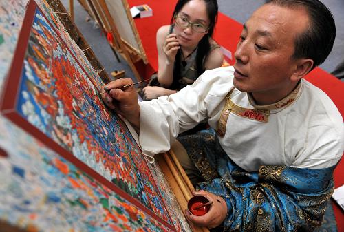 6月9日,熱貢藝術(shù)代表性傳承人、來自青海的土族工藝美術(shù)師娘本在現(xiàn)場繪制唐卡。 當(dāng)日,為迎接即將到來的我國第五個(gè)文化遺產(chǎn)日,由文化部主辦的“巧奪天工——中國非物質(zhì)文化遺產(chǎn)百名工藝美術(shù)大師技藝大展”在北京展覽館開幕,來自全國各地的百余位非物質(zhì)文化遺產(chǎn)項(xiàng)目代表性傳承人現(xiàn)場演示制作技藝,內(nèi)容涵蓋被列入人類非物質(zhì)文化遺產(chǎn)代表作名錄的青海熱貢藝術(shù)、浙江龍泉青瓷燒造技藝、南京云錦織造技藝和琢玉、雕鐫、陶埏、編扎、修飾、金作、織繡、畫繪八個(gè)門類的精品和制作技藝。 新華社記者 馬寧 攝