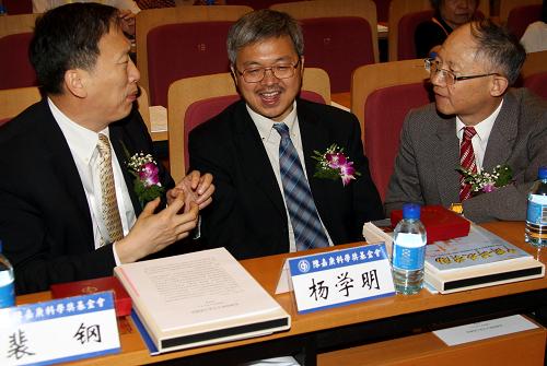 5位科學(xué)家獲得2010年度陳嘉庚科學(xué)獎 6月9日,陳嘉庚生命科學(xué)獎獲得者裴鋼(左)、陳嘉庚化學(xué)科學(xué)獎獲得者楊學(xué)明(中)和陳嘉庚數(shù)理科學(xué)獎獲得者白以龍在兩院院士大會上交流。 當(dāng)日,2010年度陳嘉庚科學(xué)獎在北京揭曉,中科院院士、力學(xué)所研究員、非線性力學(xué)國家重點實驗室學(xué)術(shù)委員會主任、國際理論和應(yīng)用力學(xué)聯(lián)合會理事白以龍獲數(shù)理科學(xué)獎;中科院大連化學(xué)物理研究所研究員兼分子反應(yīng)動力學(xué)國家重點實驗室主任楊學(xué)明獲化學(xué)科學(xué)獎;中科院院士、同濟(jì)大學(xué)校長裴鋼獲生命科學(xué)獎;中科院院士李德生獲地球科學(xué)獎;中科院、中國工程院院士吳良鏞獲技術(shù)科學(xué)獎。 新華社記者 汪永基 攝