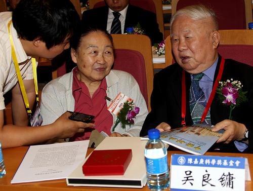 6月9日,陳嘉庚技術(shù)科學(xué)獎獲得者吳良鏞(右)接受媒體采訪。 當(dāng)日,2010年度陳嘉庚科學(xué)獎在北京揭曉,中科院院士、力學(xué)所研究員、非線性力學(xué)國家重點實驗室學(xué)術(shù)委員會主任、國際理論和應(yīng)用力學(xué)聯(lián)合會理事白以龍獲數(shù)理科學(xué)獎;中科院大連化學(xué)物理研究所研究員兼分子反應(yīng)動力學(xué)國家重點實驗室主任楊學(xué)明獲化學(xué)科學(xué)獎;中科院院士、同濟(jì)大學(xué)校長裴鋼獲生命科學(xué)獎;中科院院士李德生獲地球科學(xué)獎;中科院、中國工程院院士吳良鏞獲技術(shù)科學(xué)獎。 新華社記者 汪永基 攝