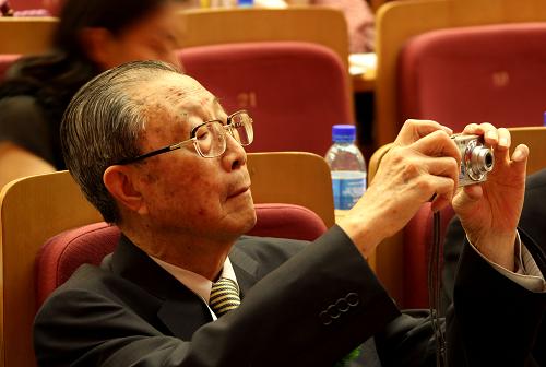 6月9日,陳嘉庚地球科學(xué)獎獲得者李德生在兩院院士大會會場拍照片。 當(dāng)日,2010年度陳嘉庚科學(xué)獎在北京揭曉,中科院院士、力學(xué)所研究員、非線性力學(xué)國家重點實驗室學(xué)術(shù)委員會主任、國際理論和應(yīng)用力學(xué)聯(lián)合會理事白以龍獲數(shù)理科學(xué)獎;中科院大連化學(xué)物理研究所研究員兼分子反應(yīng)動力學(xué)國家重點實驗室主任楊學(xué)明獲化學(xué)科學(xué)獎;中科院院士、同濟(jì)大學(xué)校長裴鋼獲生命科學(xué)獎;中科院院士李德生獲地球科學(xué)獎;中科院、中國工程院院士吳良鏞獲技術(shù)科學(xué)獎。 新華社記者 汪永基 攝
