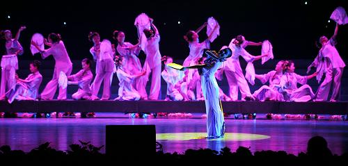 浙江非物質(zhì)文化遺產(chǎn)節(jié)開(kāi)幕 6月10日,來(lái)自溫州市永嘉縣的演員在傳統(tǒng)舞蹈展演中表演《甌繡》。 當(dāng)日,第五屆浙江省非物質(zhì)文化遺產(chǎn)節(jié)在杭州開(kāi)幕,這是浙江省和杭州市迎接“文化遺產(chǎn)日”的系列活動(dòng)之一。 6月12日是我國(guó)第五個(gè)“文化遺產(chǎn)日”,來(lái)自浙江各地的眾多原生態(tài)非物質(zhì)文化遺產(chǎn)紛紛亮相杭州,此外還有內(nèi)容豐富的展覽、講座和主題活動(dòng)等,為廣大杭州市民帶來(lái)“文化盛宴”。 新華社記者 韓傳號(hào)攝