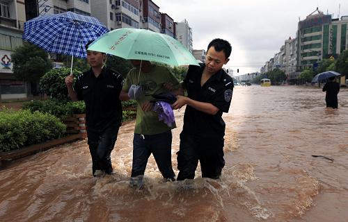 江西萍鄉(xiāng)暴雨成災(zāi) 公安民警奮力搶險(xiǎn) 6月24日,民警轉(zhuǎn)移被困群眾。 6月23日傍晚至24日上午,江西省萍鄉(xiāng)市普降大雨,全市平均降雨量在100毫米以上,萍水河洪水暴漲,城區(qū)部分街道發(fā)生內(nèi)澇。萍鄉(xiāng)市公安局組織千余名民警投入抗洪一線,共轉(zhuǎn)移群眾3200多人,搶運(yùn)物資100多噸。 新華社發(fā)(汪立新 攝)