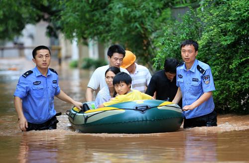 6月24日,民警使用橡皮艇轉(zhuǎn)移被困群眾。 6月23日傍晚至24日上午,江西省萍鄉(xiāng)市普降大雨,全市平均降雨量在100毫米以上,萍水河洪水暴漲,城區(qū)部分街道發(fā)生內(nèi)澇。萍鄉(xiāng)市公安局組織千余名民警投入抗洪一線,共轉(zhuǎn)移群眾3200多人,搶運(yùn)物資100多噸。 新華社發(fā)(汪立新 攝)