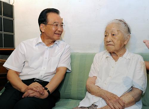 溫家寶親切看望何澤慧、吳文俊、朱光亞、王大珩 8月7日,中共中央政治局常委、國務院總理溫家寶先后登門看望了為我國科技發(fā)展和現(xiàn)代化建設事業(yè)作出重要貢獻的何澤慧、吳文俊、朱光亞、王大珩先生,向他們獻上寓意吉祥和祝福的鮮花,致以深情的問候和良好的祝愿。 這是溫家寶在北京看望核物理學家何澤慧院士。 新華社記者 饒愛民 攝