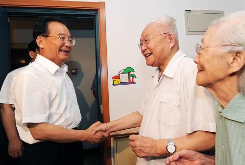 這是溫家寶在北京看望著名數(shù)學家、首屆國家最高科學技術獎獲得者吳文俊院士。 新華社記者 饒愛民 攝