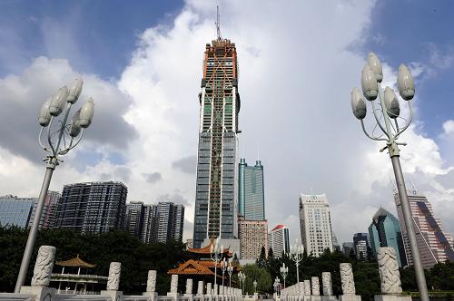 建設中的深圳市京基金融中心高度將到達439米,是深圳未來的地標(8月17日攝)。 即將迎來30周歲的深圳經濟特區(qū)無論在經濟發(fā)展、社會改革、百姓生活等方面都取得了令人矚目的成就。深圳城市建筑作為展示城市形象的名片之一,在這30年中實現(xiàn)了大跨越。 1982年開建的“神州第一高樓”深圳國貿大廈創(chuàng)下了“三天建一層樓”的奇跡,從此“深圳速度”傳遍神州大地。1996年,高達383.95米的地王大廈落成后,成為深圳的新地標。進入新世紀后,經歷過“速度”和“高度”的深圳建筑人創(chuàng)新觀念,開始向綠色建筑、低碳建筑轉身。深圳市已經明確提出要將深圳建成“綠色建筑之都、低碳生態(tài)城市”。2009年,號稱“有生命、會呼吸的房子”的深圳建科大樓建成投入使用,讓“綠色建筑之都”有了最好的注腳。太陽能、風力發(fā)電機、光導管等40多項綠色技術的運用,讓建科大樓成了一座智能低碳大樓。據了解,該大樓與當?shù)赝惤ㄖ骄奖容^,年單位建筑面積空調能耗低50%、照明能耗低71%、總能耗低59%。目前,深圳市已成為國家首批可再生能源建筑應用示范城市,在綠色建筑、生態(tài)城市建設中繼續(xù)發(fā)揮著典范作用。 新華社