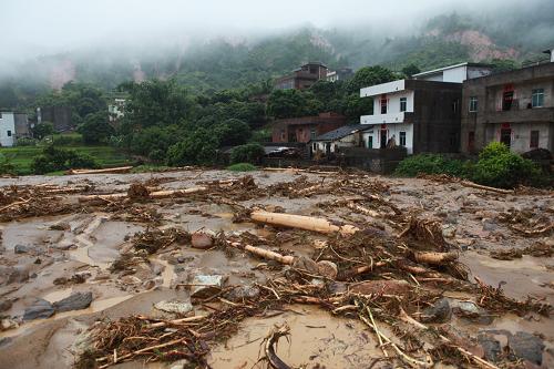 廣東高州市一處泥石流災(zāi)害現(xiàn)場(9月21日攝)。 據(jù)廣東省防總消息,截至9月21日23時,“凡亞比”造成廣東高州市、信宜市、陽春市3市共死亡13人,失蹤33人。造成人員傷亡和失蹤的主要原因是特大暴雨造成的洪澇災(zāi)害、泥石流地質(zhì)災(zāi)害和其他次生災(zāi)害。 新華社發(fā)(丘立賀 攝)