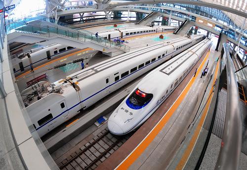 一列動車組列車開出武漢火車站(2010年7月1日攝)。 2010年7月1日,我國首條時速350公里的高速鐵路——武(漢)廣(州)高鐵大幅度調(diào)整優(yōu)化列車開行方案,實現(xiàn)“高密度”、“公交化”運行。 “十一五”期間,被譽為“中國經(jīng)濟脊梁”的中部地區(qū)發(fā)生了滄海桑田般的變化。在中華民族日益強盛并朝和平復興目標邁進的背景下,這片歷來為糧食基地、能源中心和交通樞紐的戰(zhàn)略要地被賦予了更為艱巨的歷史使命。 新華社記者 程敏 攝