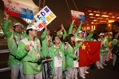 世博后,上海邁向新高度 世博園內(nèi)站最后一班崗的“小白菜”們正送別游客(10月31日攝)。 告別歷史上最精彩的一屆世博會(huì),中國最大的經(jīng)濟(jì)中心城市上海正積聚起新的發(fā)展能量,向新的高度邁進(jìn)。按照黨中央的要求,上海的干部群眾緊密結(jié)合貫徹落實(shí)黨的十七屆五中全會(huì)精神,認(rèn)真總結(jié)上海世博會(huì)經(jīng)驗(yàn),弘揚(yáng)上海世博會(huì)精神,努力把上海世博會(huì)成果轉(zhuǎn)化為推動(dòng)科學(xué)發(fā)展、促進(jìn)社會(huì)和諧的新優(yōu)勢。 新華社記者 裴鑫 攝