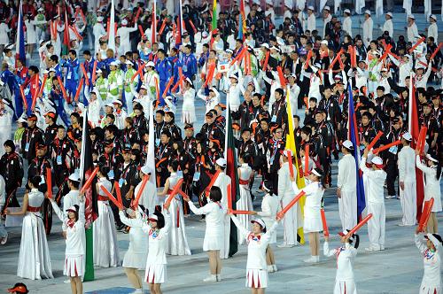 12月19日,廣州2010年亞洲殘疾人運動會閉幕式在廣州廣東奧林匹克體育中心舉行。圖為參加閉幕式的運動員入場。 新華社記者范長國攝