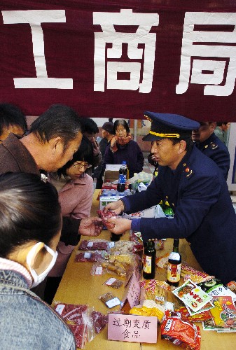 11月17日,工作人員在向群眾講解假冒偽劣食品的辨別方法。當(dāng)日,寧夏銀川市工商局興慶區(qū)二分局舉辦食品安全宣傳活動,在街頭向市民宣傳講解食品安全知識。 新華社記者 王鵬攝