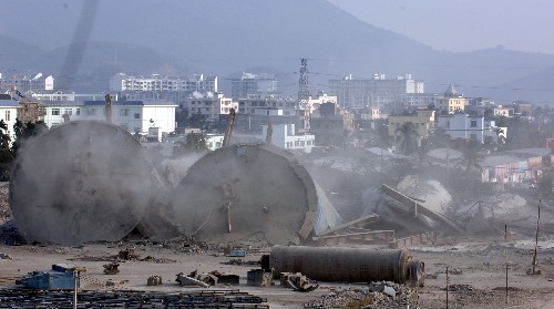 12月30日,7座大型水泥罐被爆破。新華社記者 趙穎全 攝