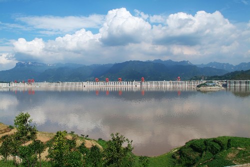 三峽大壩壩上平湖風(fēng)光(攝于2007年7月14日)。新華社記者 杜華舉 攝
