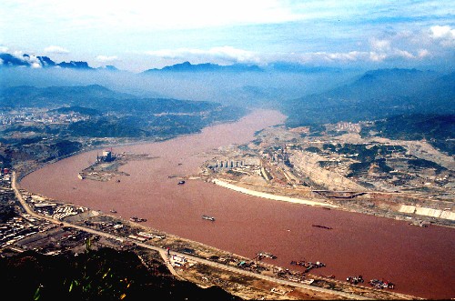 大江截流前的三峽工程建設(shè)工地全景(攝于1997年10月)。新華社記者 杜華舉 攝
