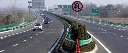2007年11月28日,車輛行駛在合六葉高速公路六安段。當日,西部開發(fā)大通道合肥至西安公路的重要組成部分——安徽合(肥)六(安)葉(集)高速公路通車。合六葉高速公路全長約164公里,是通往皖西大別山區(qū)的首條高速公路。 新華社發(fā)