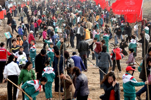 3月16日,運城志愿者參加植樹活動。當(dāng)日,山西省運城市開展以“盡公民義務(wù),為奧運添綠”為主題的全民公益植樹活動,800多名志愿者在運(城)解(州)旅游線解州段的防風(fēng)林帶種下600多棵樹苗。 新華社發(fā)(薛俊 攝)
