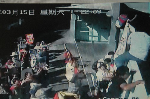 3月15日,中國駐悉尼總領(lǐng)事館遭暴力沖擊。圖為“藏獨”分子攀爬中國駐悉尼總領(lǐng)館大門。3月10日以來,中國駐美國、英國、法國、荷蘭、比利時、奧地利、印度使館,駐紐約、芝加哥、多倫多、卡爾加里、法蘭克福、慕尼黑、蘇黎世、悉尼總領(lǐng)館,駐歐盟使團和常駐世界貿(mào)易組織代表團共17個外交和領(lǐng)事機構(gòu)接連遭到境外“藏獨”分子的暴力沖擊。有關(guān)國家政府高度重視中國外交和領(lǐng)事機構(gòu)遭暴力沖擊事件,已采取相應措施,加強對中國外交和領(lǐng)事機構(gòu)的安全保護,并表示將依法處理肇事者,妥善處理相關(guān)事宜。 新華社發(fā)