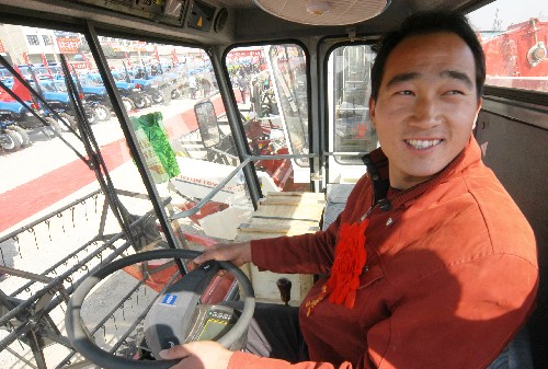 3月25日,譙城區(qū)顏集鎮(zhèn)的一名農(nóng)民購買政府補(bǔ)貼的大型農(nóng)機(jī)具。 新華社發(fā)(張延林 攝)