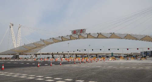 3月25日,2008年奧運(yùn)會(huì)配套工程、直通首都機(jī)場新航站樓的北京機(jī)場南線高速公路主收費(fèi)站建成并投入使用。作為大跨度索膜結(jié)構(gòu)建筑,收費(fèi)站與現(xiàn)代化的新航站樓遙相呼應(yīng),成為進(jìn)出北京門戶的一大亮點(diǎn)。 新華社記者李志勇攝