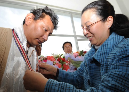 3月26日,西藏自治區(qū)團(tuán)委書記羅梅(右)授予洛桑次仁“西藏青年五四獎?wù)?#8221;榮譽(yù)稱號。當(dāng)日,共青團(tuán)西藏自治區(qū)委員會、自治區(qū)青聯(lián)向在“3·14”事件中英勇救人、身負(fù)重傷的藏族醫(yī)生洛桑次仁頒發(fā)“西藏青年五四獎?wù)?#8221;,并授予西藏自治區(qū)人民醫(yī)院“3·14”急救小組次吉等同志“西藏青年先鋒團(tuán)隊(duì)”榮譽(yù)稱號。 新華社記者 普布扎西攝
