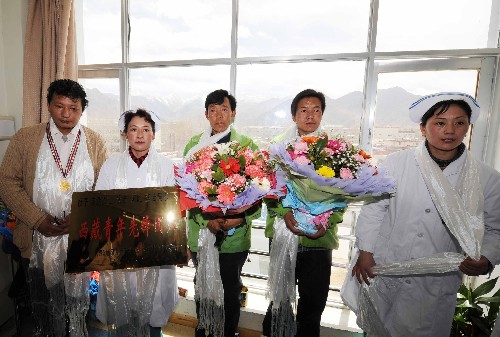 3月26日,共青團(tuán)西藏自治區(qū)委員會、自治區(qū)青聯(lián)向在“3·14”事件中英勇救人、身負(fù)重傷的藏族醫(yī)生洛桑次仁頒發(fā)“西藏青年五四獎?wù)?#8221;,并授予西藏自治區(qū)人民醫(yī)院“3·14”急救小組次吉等同志“西藏青年先鋒團(tuán)隊(duì)”榮譽(yù)稱號。 新華社記者 普布扎西攝