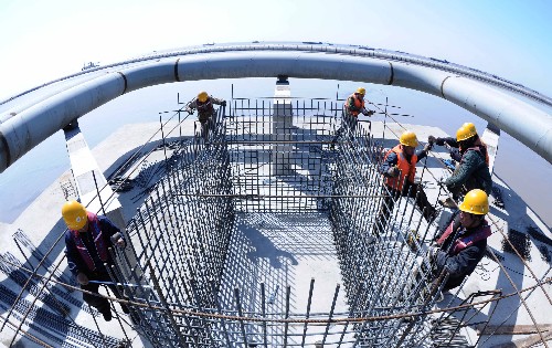3月26日,施工人員為全長13.5公里的碼頭輸油管進行配套設(shè)施建設(shè)。 總投資額13.79億元的天津港30萬噸級原油碼頭工程正在加緊建設(shè)中,目前已累計完成建設(shè)投資7.4億元,碼頭13.5公里長的輸油管線已全部安放就位,計劃2008年9月初投入試運營。據(jù)介紹,天津港30萬噸級原油碼頭泊位總長468米,可???0萬噸級至30萬噸級大型原油船舶,年設(shè)計吞吐能力2000萬噸,不僅為中石化天津100萬噸乙烯項目提供配套服務(wù),還將為華北四大煉油企業(yè)提供服務(wù)。 新華社記者劉海峰攝