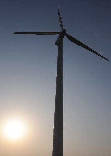 山頂上架設(shè)好的一臺高約80米的風(fēng)力發(fā)電機(3月27日攝)。 浙江省海島縣--岱山縣衢山鎮(zhèn)上正在建設(shè)目前浙江省內(nèi)規(guī)模最大的風(fēng)力發(fā)電場。該風(fēng)力發(fā)電場共有48臺風(fēng)力發(fā)電機,每臺風(fēng)機功率為850千瓦,年上網(wǎng)電量預(yù)計可達到9000萬千瓦時,全部風(fēng)機預(yù)計將于今年7月安裝完畢。該風(fēng)力發(fā)電場建成發(fā)電后,將進一步緩解浙江電力緊缺的狀況,同時作為清潔無污染的可再生能源,風(fēng)力發(fā)電將起到環(huán)保示范作用。 新華社記者徐昱攝