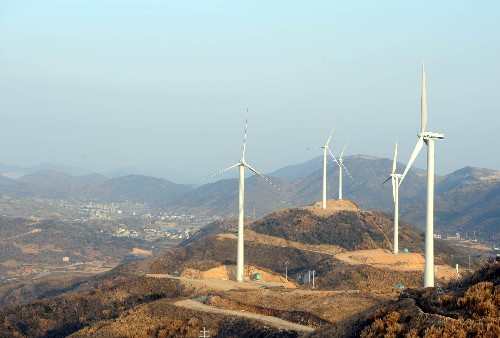 這是衢山島上已經(jīng)安裝好的風(fēng)力發(fā)電機組(3月27日攝)。 新華社記者徐昱攝