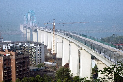 4月16日拍攝的建設(shè)中的宜萬鐵路宜昌長江大橋。當(dāng)日,宜萬鐵路宜昌長江大橋鋪軌石渣工程順利結(jié)束。此后,大橋雙線鐵軌鋪設(shè)將全面展開。 新華社發(fā)(劉保平 攝)
