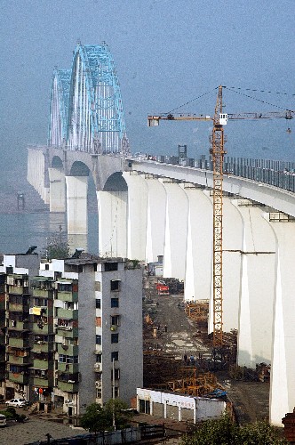 4月16日拍攝的建設(shè)中的宜萬鐵路宜昌長江大橋。當(dāng)日,宜萬鐵路宜昌長江大橋鋪軌石渣工程順利結(jié)束。此后,大橋雙線鐵軌鋪設(shè)將全面展開。 新華社發(fā)(劉保平 攝)