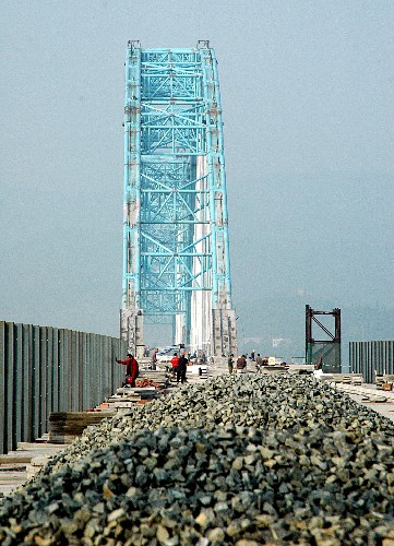 4月16日拍攝的建設(shè)中的宜萬鐵路宜昌長江大橋。當(dāng)日,宜萬鐵路宜昌長江大橋鋪軌石渣工程順利結(jié)束。此后,大橋雙線鐵軌鋪設(shè)將全面展開。 新華社發(fā)(劉保平 攝)