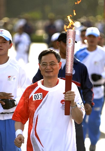 4月17日,奧運(yùn)火炬手、中國駐印度大使張炎手持火炬?zhèn)鬟f。當(dāng)日,北京奧運(yùn)圣火傳遞活動(dòng)在印度新德里舉行。 新華社記者 戚恒 攝