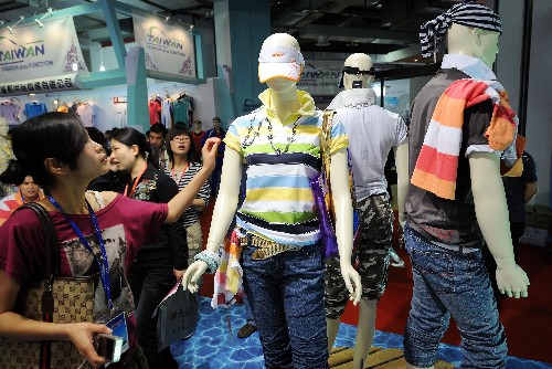 4月18日,客商在博覽會(huì)上觀看展出的休閑服裝。 當(dāng)日,第十一屆海峽兩岸紡織服裝博覽會(huì)暨2008休閑服裝博覽會(huì)在福建石獅開幕,兩岸紡織服裝業(yè)界共同參展并洽談合作,吸引大批來(lái)自中東、東歐、東盟和美國(guó)、意大利、南非等國(guó)家和地區(qū)的采購(gòu)商前來(lái)參會(huì)。 新華社記者姜克紅攝
