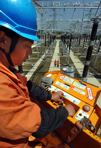 4月18日,施工技術(shù)人員對寧國輸變電工程進(jìn)行最后的檢測。 總投資8億元的安徽寧國500千伏輸變電工程日前竣工,并將在夏季用電高峰到來之前投入使用。500千伏寧國輸變電工程是安徽省“十一五”電網(wǎng)發(fā)展規(guī)劃“皖電東送”500千伏西通道輸變電建設(shè)項目之一,是安徽省500千伏電網(wǎng)網(wǎng)架的重要組成部分,為進(jìn)一步緩解江、浙、滬沿海電力緊張狀況、解決安徽皖南山區(qū)宣城、黃山供電電源,提供了有力的保障。 新華社記者 王雷 攝