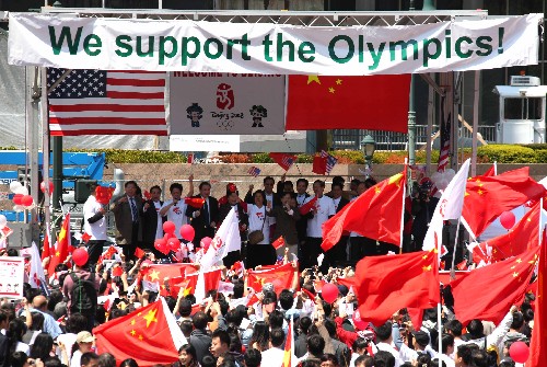 5月4日,數(shù)千名來自紐約及美國各地的中國留學生、華人華僑聚集在紐約弗利廣場,舉行主題為支持北京奧運的和平集會,表達“和平奧運”、“體育不應與政治掛鉤”的心聲。新華社記者 侯俊 攝