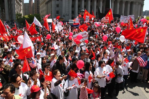 5月4日,數(shù)千名來自紐約及美國各地的中國留學生、華人華僑聚集在紐約弗利廣場,舉行主題為支持北京奧運的和平集會,表達“和平奧運”、“體育不應與政治掛鉤”的心聲。新華社記者 侯俊 攝