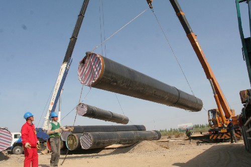 5月4日,在西氣東輸二線管道工程新疆博州段,工人們?cè)诘踹\(yùn)管道。 目前,全長(zhǎng)約257公里的西氣東輸二線管道工程新疆博州段施工進(jìn)展順利,工程人員正加緊鋪設(shè)管道。西氣東輸二線工程分為1條干線和8條支干線及聯(lián)絡(luò)線,線路總長(zhǎng)9102公里。管線西起伊犁霍城縣的霍爾果斯口岸,沿途經(jīng)新疆、甘肅、寧夏、陜西、河南、湖北、江西、湖南、廣東、廣西、浙江、上海、江蘇、安徽等14個(gè)省區(qū)市。 新華社發(fā)(沈志君 攝)