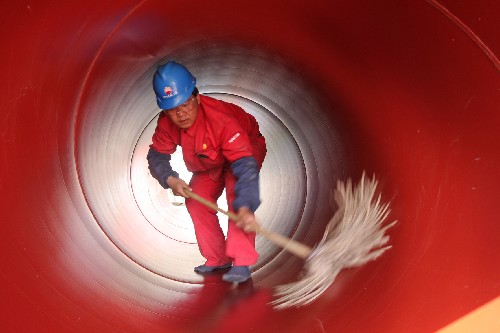 5月4日,在西氣東輸二線管道工程新疆博州段,一名工人在清潔管道。 新華社發(fā)(沈志君 攝)