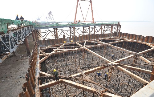 5月5日,承建公鐵合建段施工的中鐵大橋局正在進(jìn)行承臺建設(shè)。新華社記者 趙鵬 攝