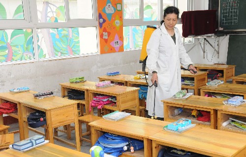 5月8日,湖北省宜昌市窯灣鄉(xiāng)云盤路小學(xué)校醫(yī)在教室內(nèi)噴灑消毒液消毒。 近日,湖北省宜昌市教育局下發(fā)預(yù)防兒童手足口病的相關(guān)知識材料,該市衛(wèi)生局對手足口病實(shí)行日報和零報告制度。 新華社發(fā)(劉保平 攝)