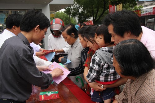 5月8日,安徽省休寧縣疾病預(yù)防控制中心的工作人員來到縣城狀元文化廣場,設(shè)立咨詢臺,向市民宣講手足口病相關(guān)知識,發(fā)放防治手足口病宣傳材料。 新華社發(fā)(倪受兵 攝)