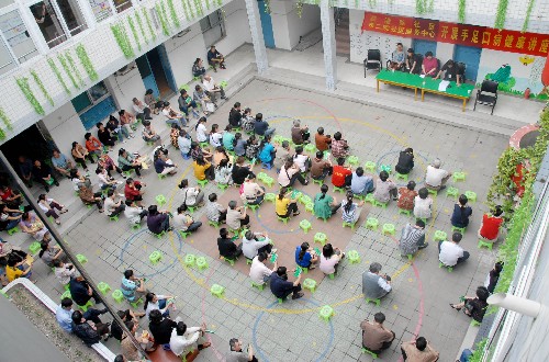 5月7日,幼兒家長正在聆聽預(yù)防手足口病的知識講座。 當(dāng)日,合肥市瑤海區(qū)荻港路社區(qū)組織醫(yī)務(wù)人員來到轄區(qū)托幼機(jī)構(gòu),為幼兒家長免費(fèi)講解預(yù)防手足口病的知識,并現(xiàn)場發(fā)放宣傳手冊,讓每一位家長充分了解預(yù)防知識、掌握預(yù)防辦法。 新華社發(fā)(解琛 攝)