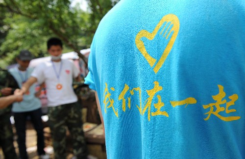 5月22日,身穿寫有“我們在一起”字樣T恤的志愿者活躍在四川省青川縣孔溪鄉(xiāng)。 四川汶川地震發(fā)生后,來自全國各地各行各業(yè)的志愿者紛紛趕到地震災(zāi)區(qū),伸出援手為災(zāi)區(qū)群眾排憂解難,奉獻(xiàn)愛心。 新華社記者 藺以光 攝